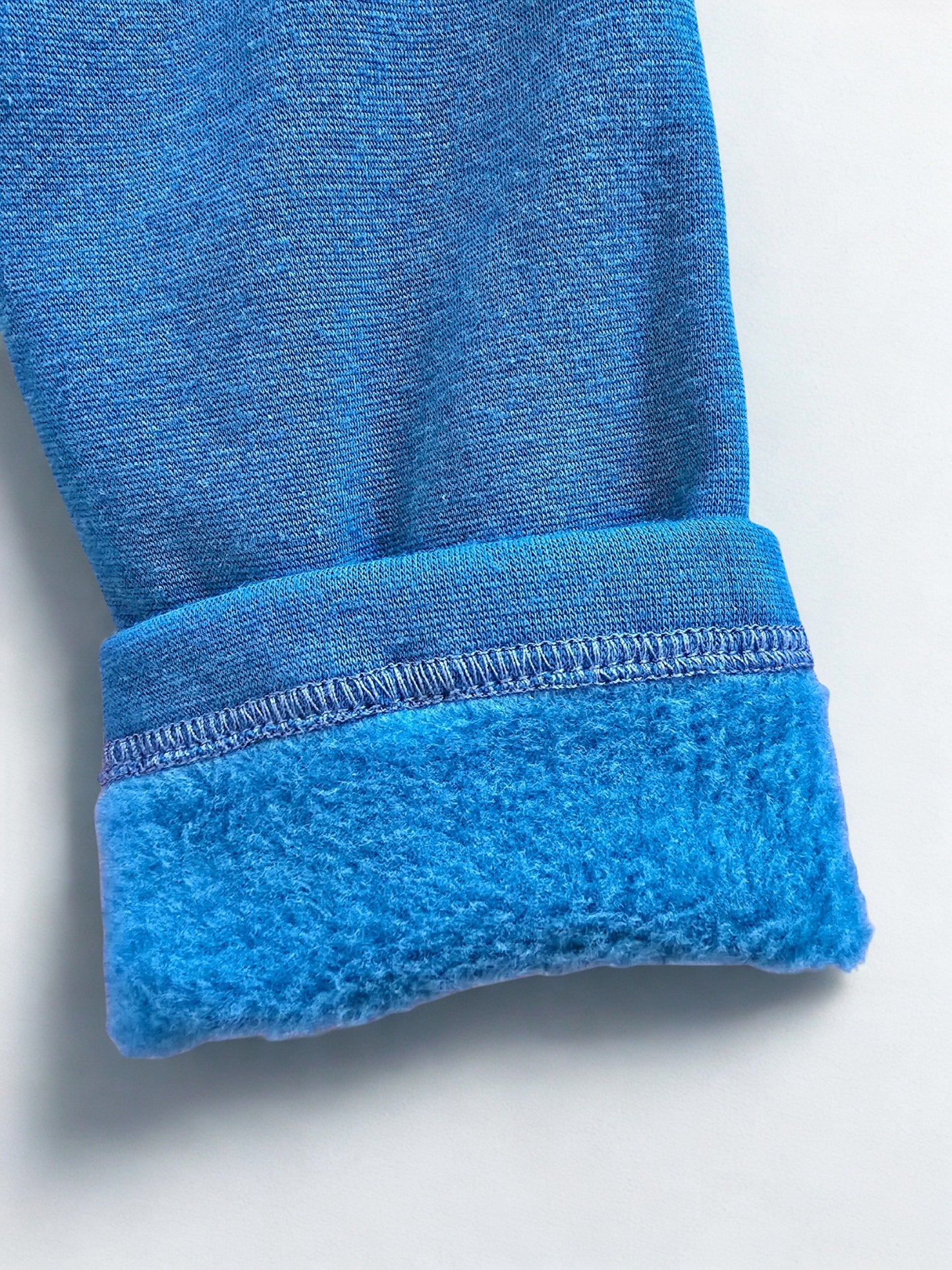 Mėlynos pašiltintos kelnės su dekoratyviniu kaspinu