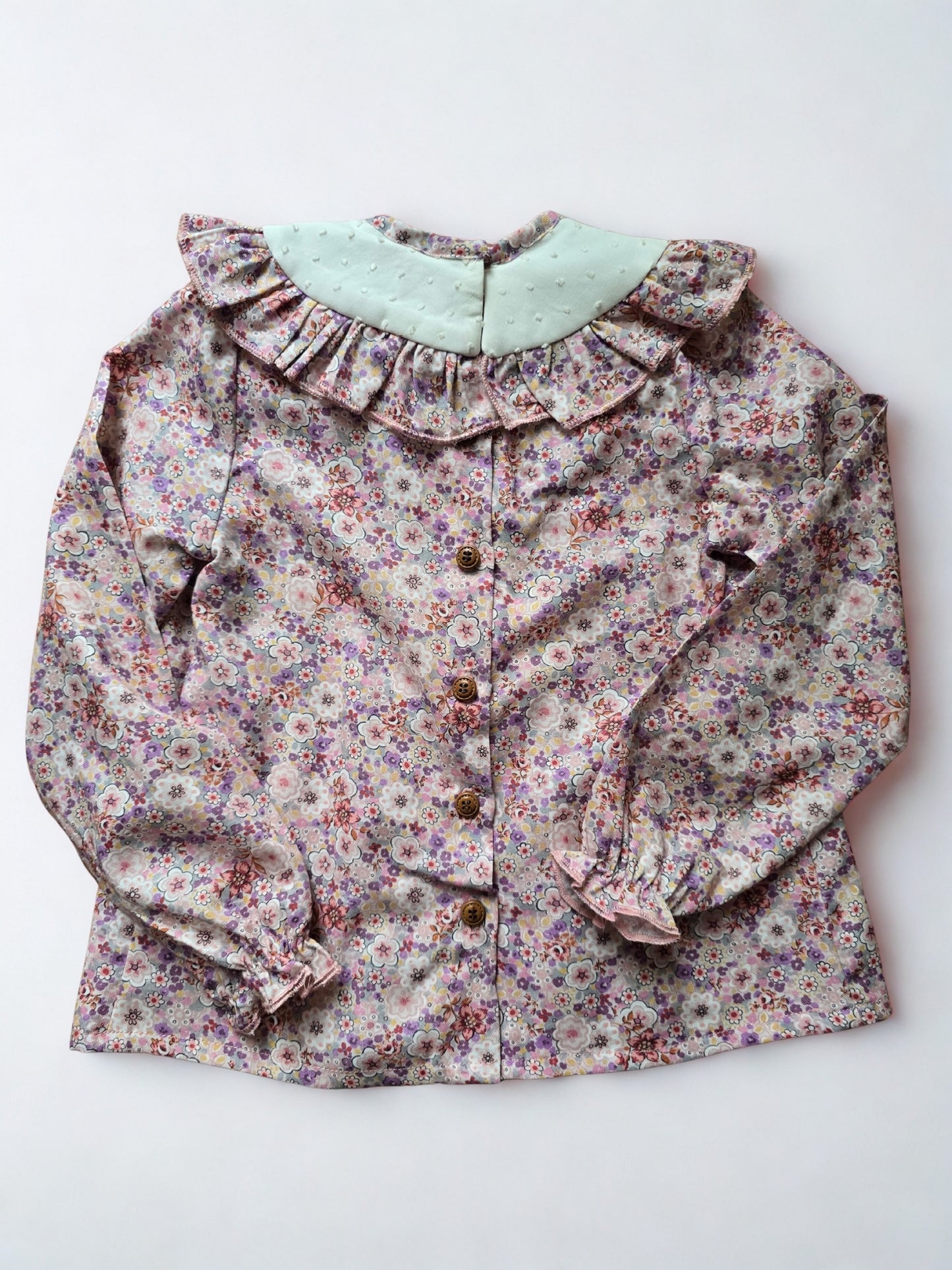 Alyvinių atspalvių gėlėta palaidinė