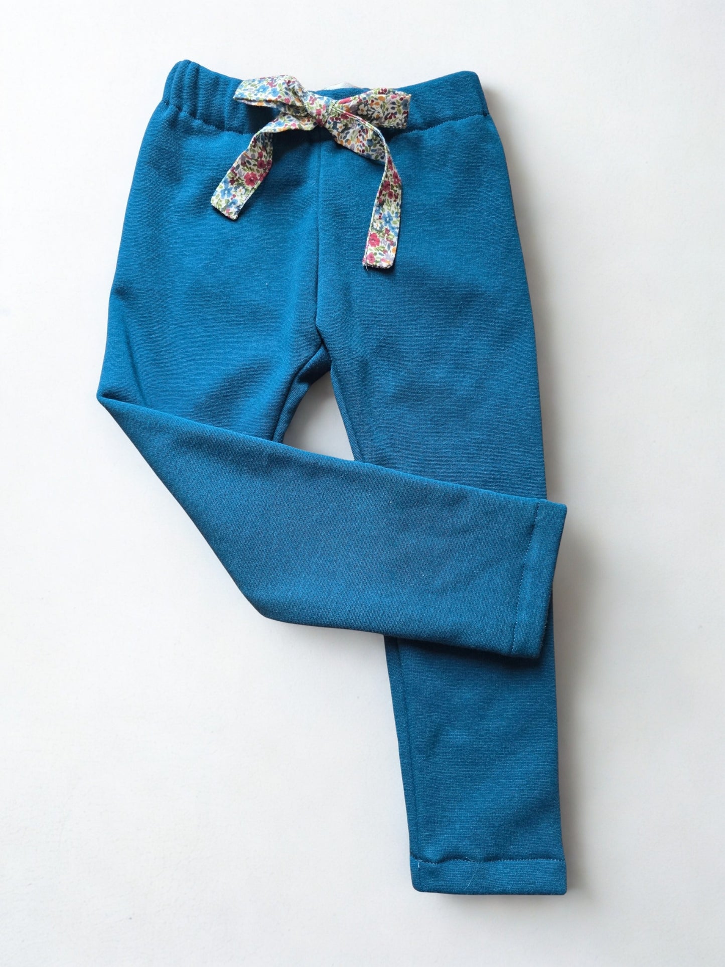 Pašiltinti petrolio atspalvio leginsai