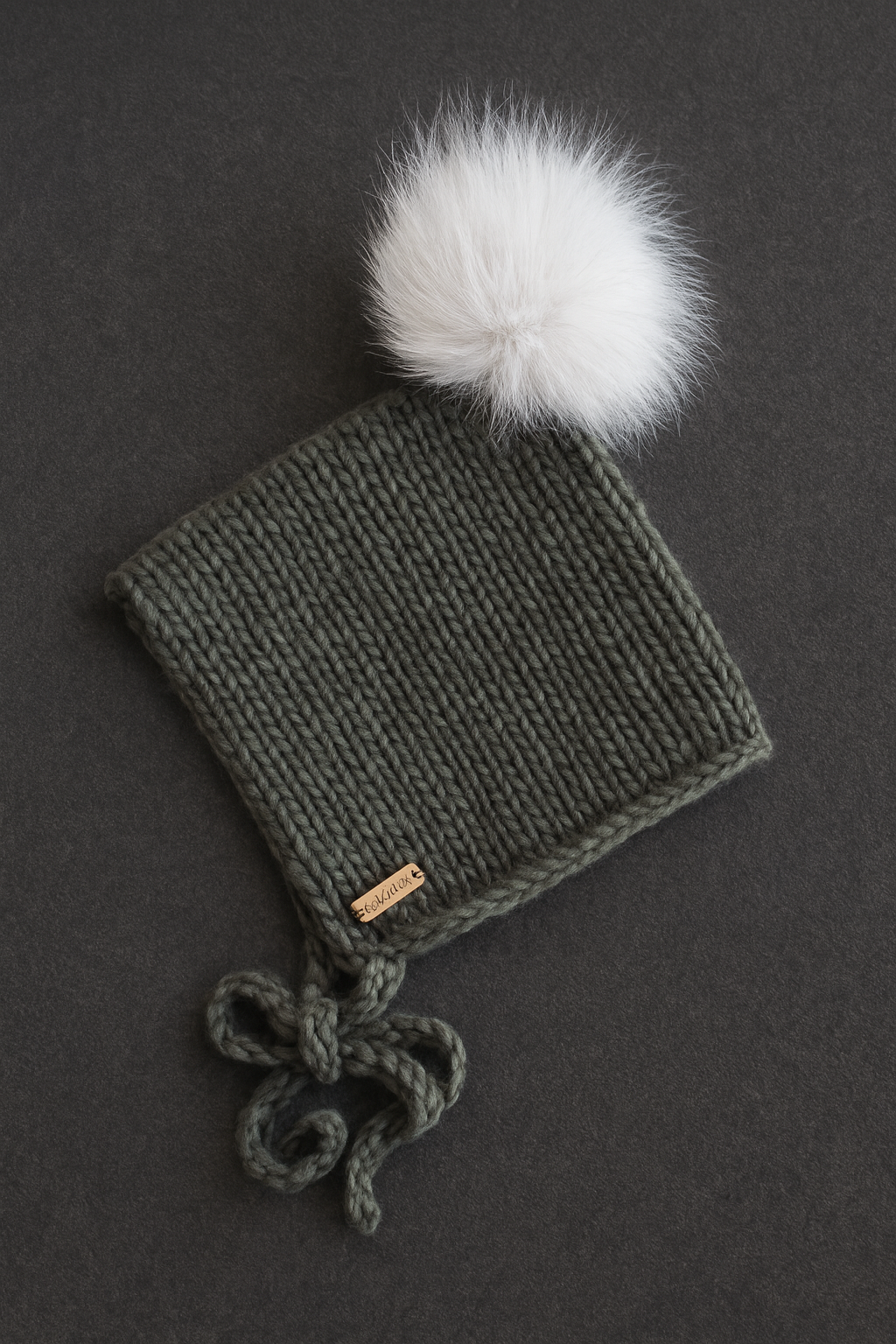 Tamsiai žalios spalvos kepurė su vienu bumbulu