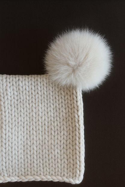 Pieno spalvos kepurė su vienu bumbulu