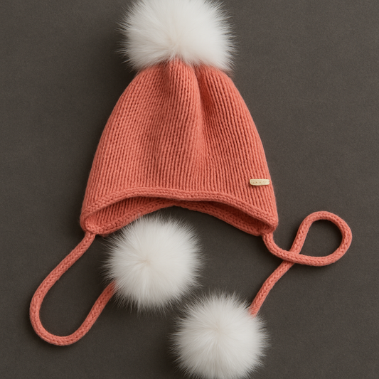 Koralo spalvos kepurė su trimis bumbulais