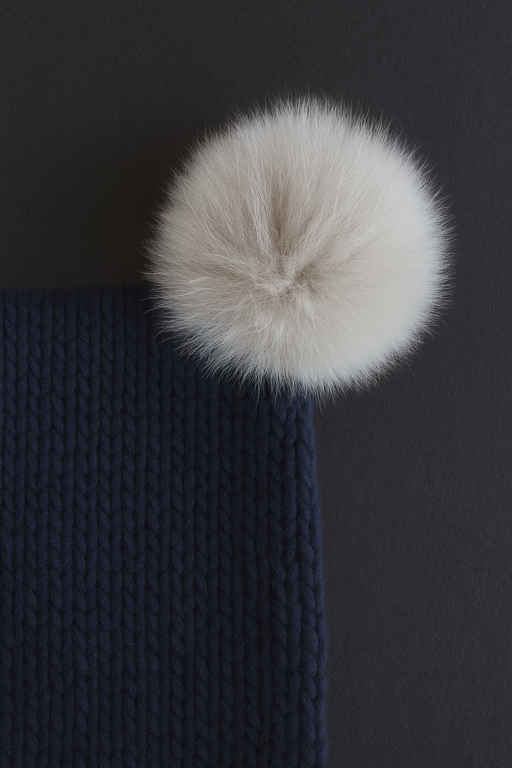 Tamsiai mėlynos spalvos kepurė su vienu bumbulu