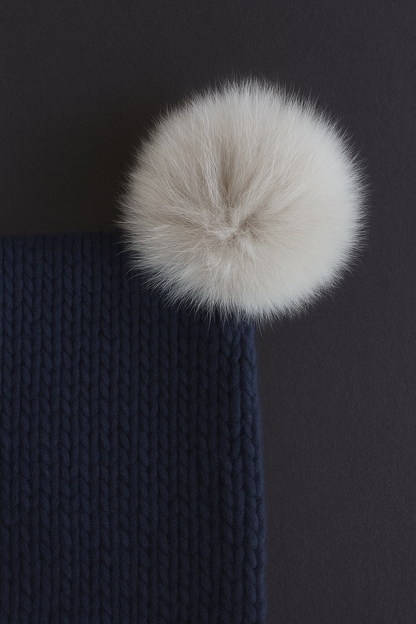 Tamsiai mėlynos spalvos kepurė su vienu bumbulu