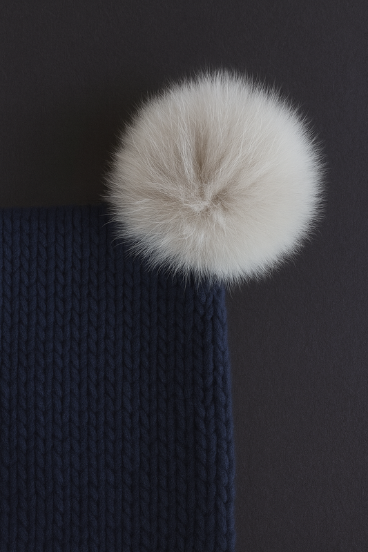 Tamsiai mėlynos spalvos kepurė su vienu bumbulu