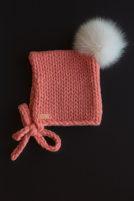 Koralo spalvos kepurė su vienu bumbulu