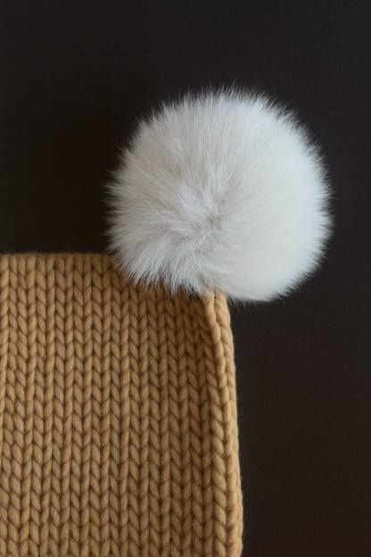 Smėlio spalvos kepurė su vienu bumbulu